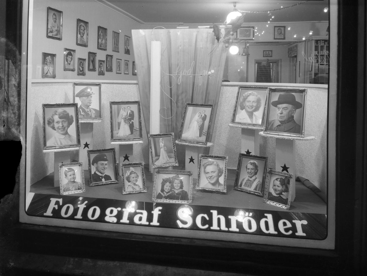 Fotograf Schrøder, utstillingsvindu