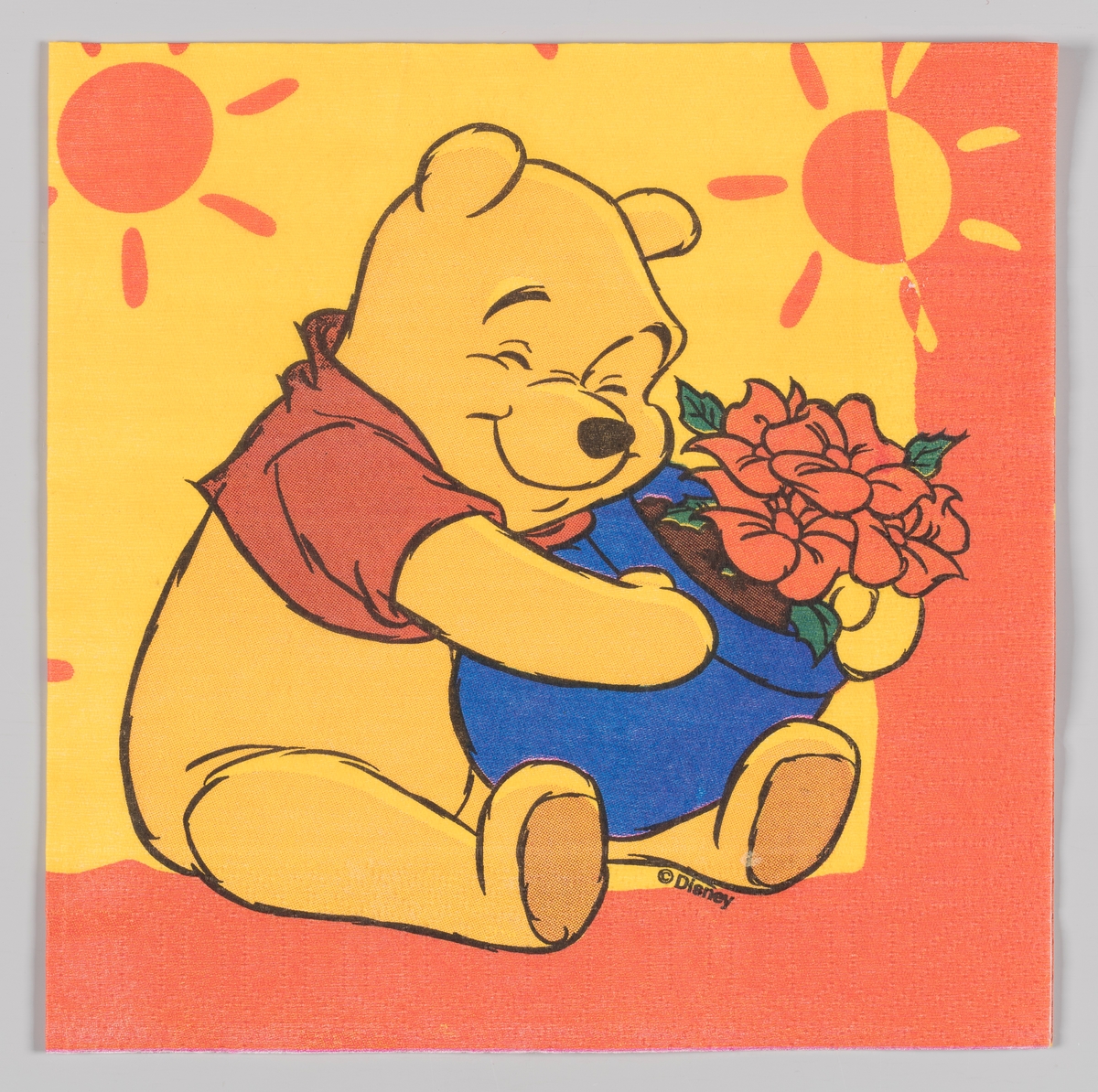 Ole Brum holder en krukke med blomster