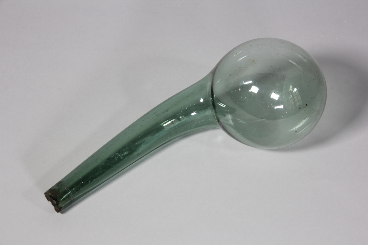 Glaskolv av grönt glas. Rund nederdel, lång svängd hals.