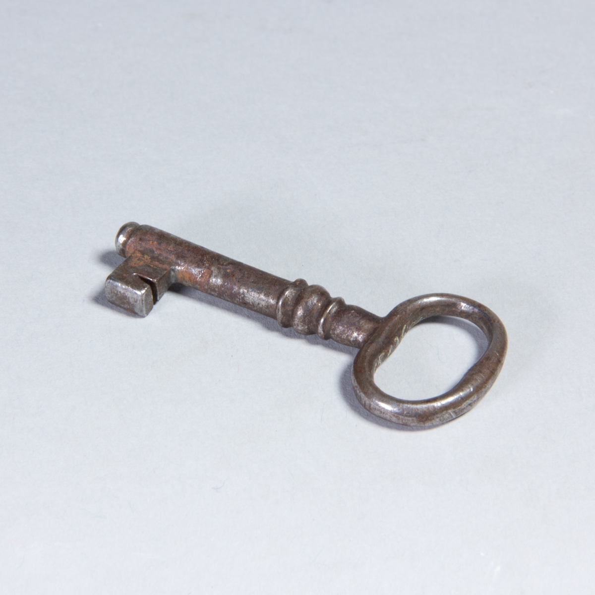 Husapotek bestående av låda med fällock och invändig fackinredning. Handtag av mässing på locket. Omålad. I lockets insida utfällbar skiva. På skivan klistad pappersetikett med förklaring till viktsatserna. På framsidan två mindre lådor bakom fällbar front. Lådan innehåller 7 fyrkantiga större gultonade glasflaskor med skinnförslutning, 6 kvadratiska mindre gultonade glasflakor och burkar, varav 4 st med skinnförslutning, 4 smala fyrkantiga flaskor av gultonat glas. Översta lådan innehåller 3 rivjärn av metall, 1 spatel med sked av metall. Nedersta lådan innehåller balansvåg av mässing med vikter. Nyckel.