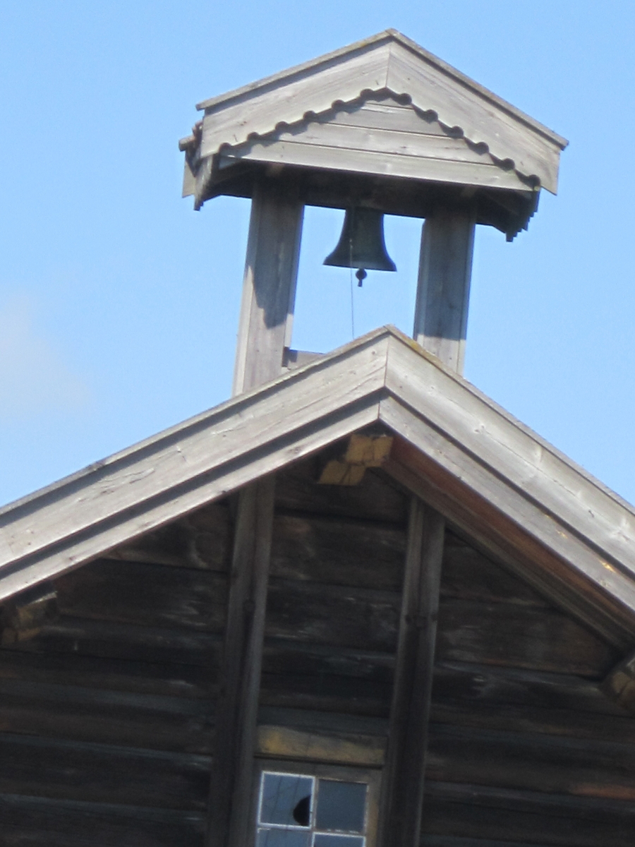 Klokketårnet på Løken vestre har kryssformet saltak. Tårnet står på stabburet, og er i god stand. Det er ingen værhane.