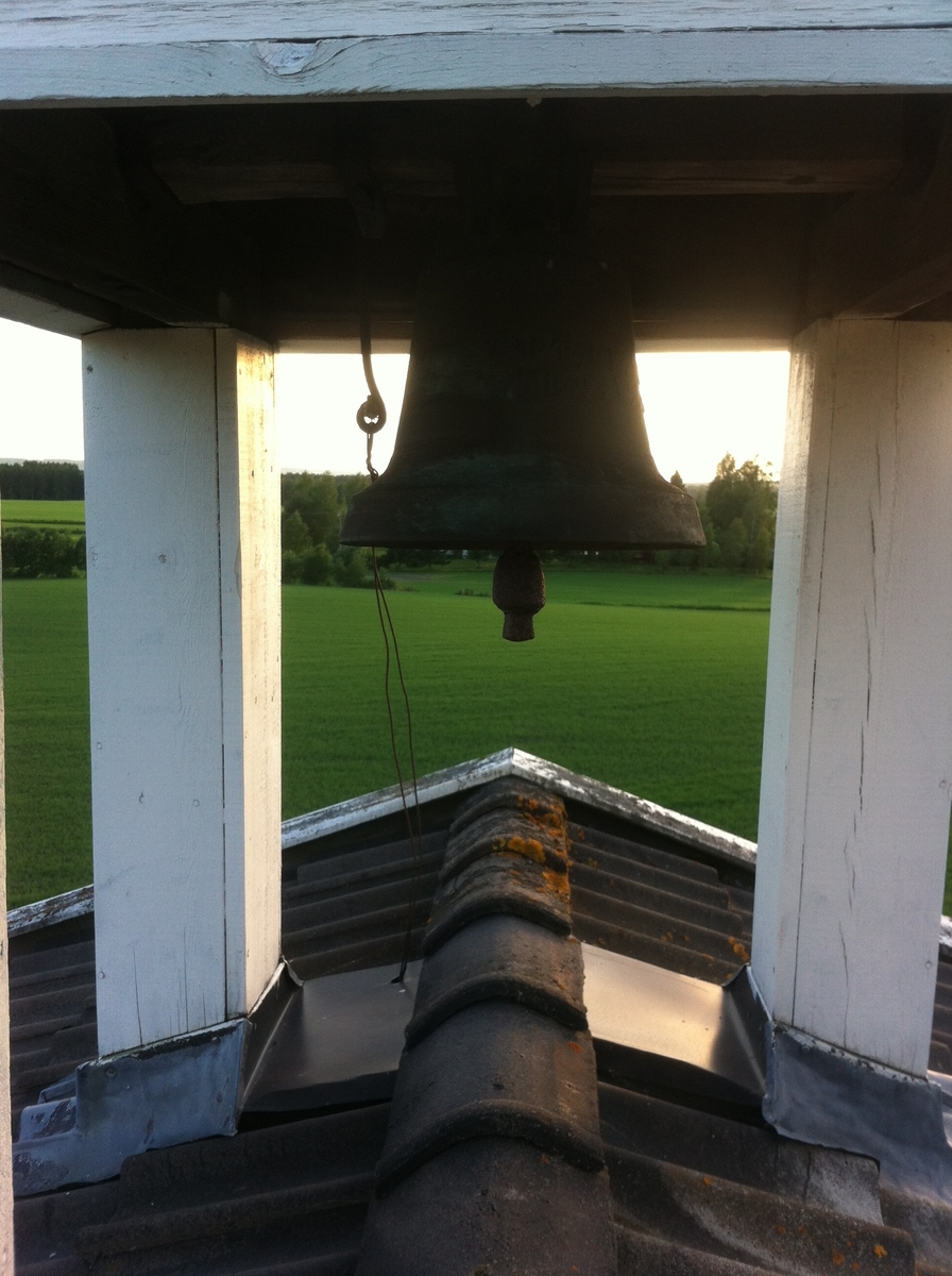 Klokketårnet på Sørbryhn har telttak og er utført i en enkel stil. Tårnet står på stabburet, og er i middels til god stand. Taket på klokketårnet ble beslått med blikk i 1986. Årstallet 1848 står på værhanen.