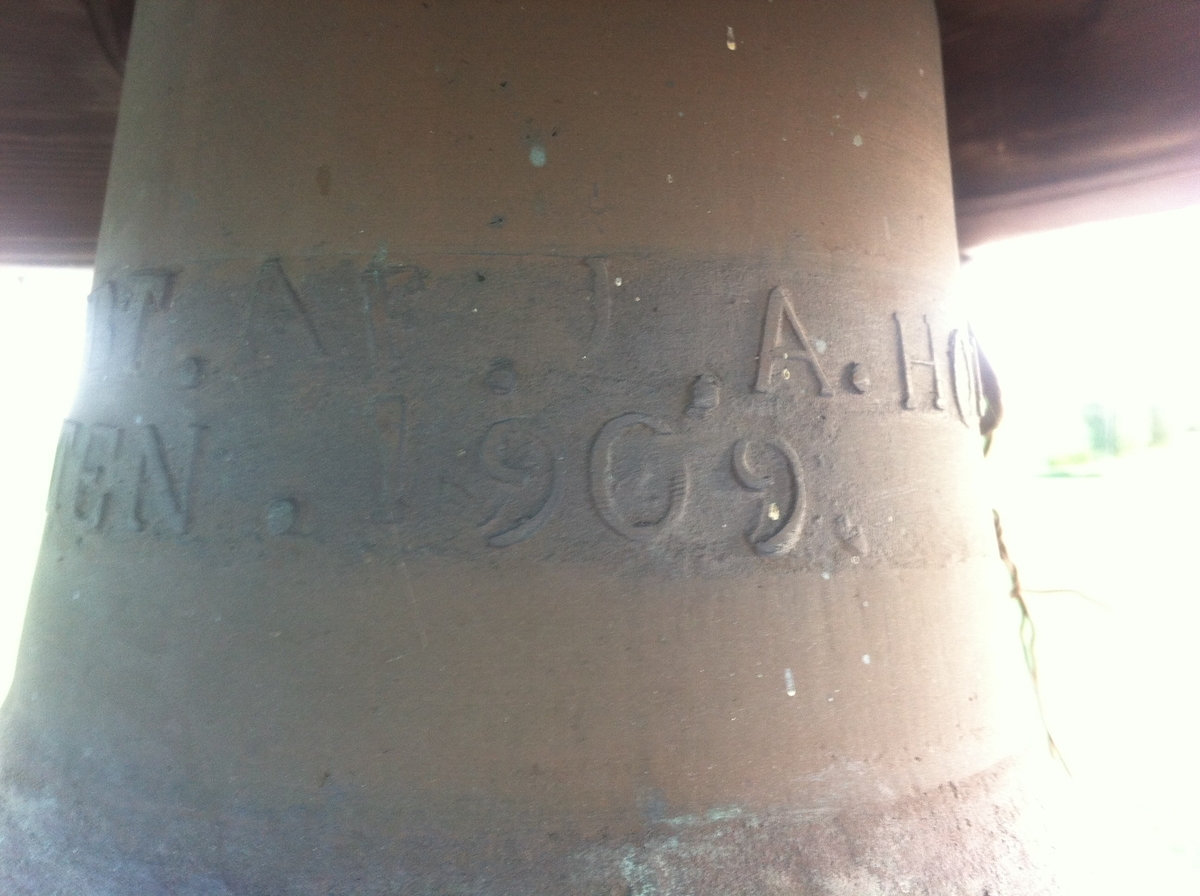 Klokketårnet på Sørbryhn har telttak og er utført i en enkel stil. Tårnet står på stabburet, og er i middels til god stand. Taket på klokketårnet ble beslått med blikk i 1986. Årstallet 1848 står på værhanen.