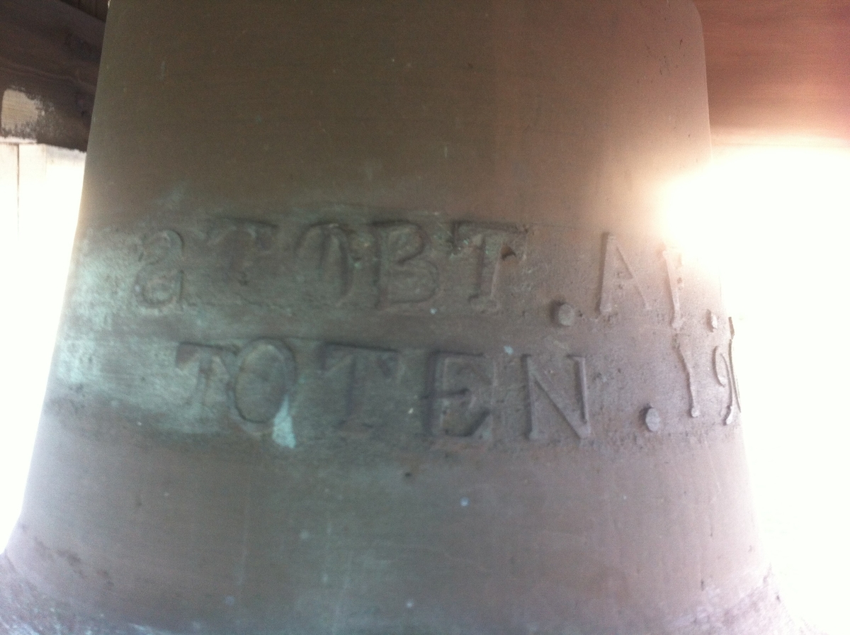 Klokketårnet på Sørbryhn har telttak og er utført i en enkel stil. Tårnet står på stabburet, og er i middels til god stand. Taket på klokketårnet ble beslått med blikk i 1986. Årstallet 1848 står på værhanen.