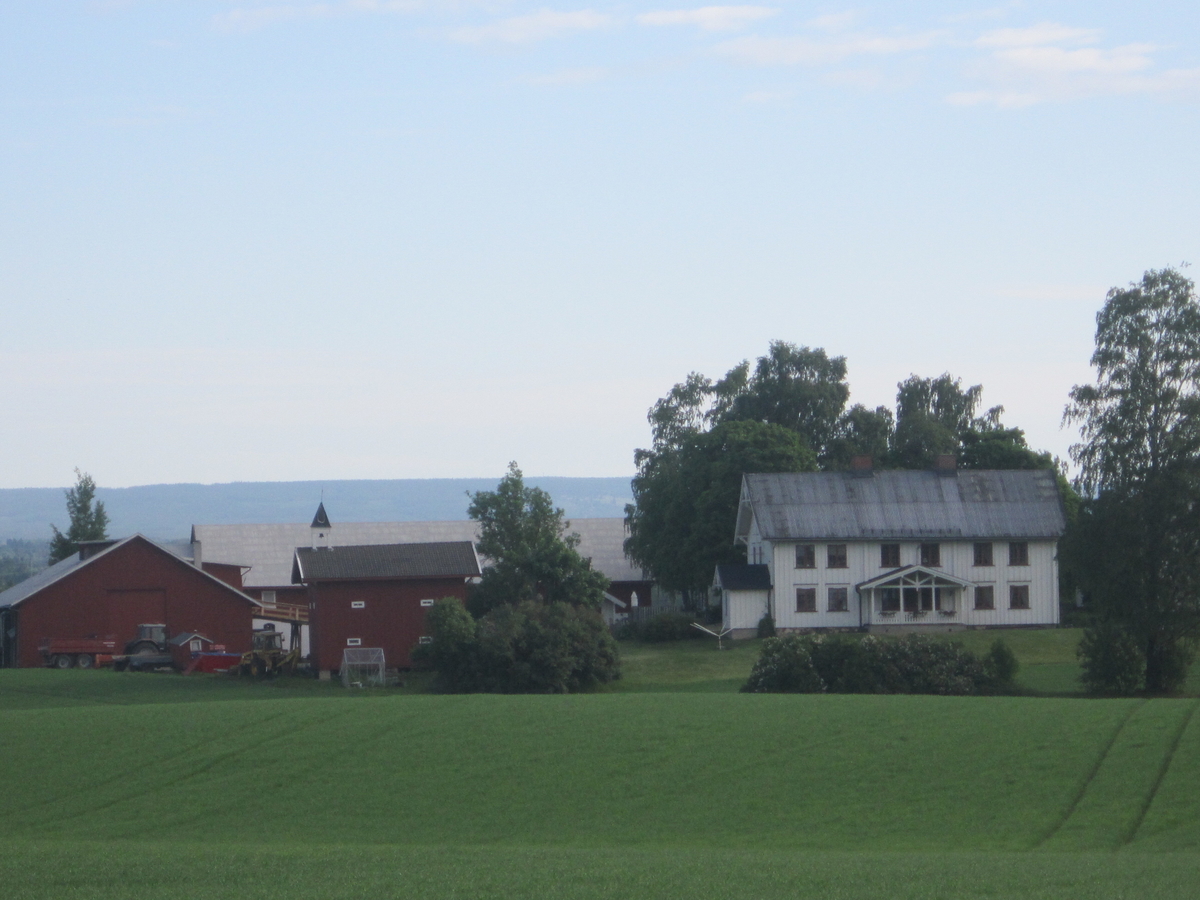 Klokketårnet på Sørbryhn har telttak og er utført i en enkel stil. Tårnet står på stabburet, og er i middels til god stand. Taket på klokketårnet ble beslått med blikk i 1986. Årstallet 1848 står på værhanen.