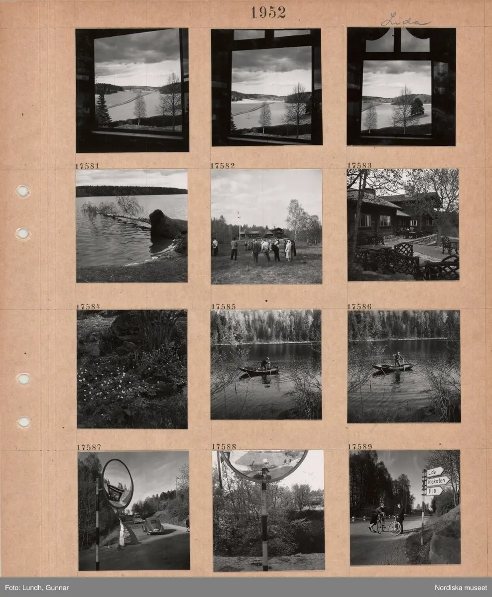 Motiv: Lida ;
Interiör med utsikt genom ett fönster, en omkullfallen björk som ligger i en sjö, en grupp människor står på en gräsmatta, människor sitter på en uteservering, blommor och ormbunkar i en skog, en man i en båt, en trafikspegel, en man och en kvinna med cykel står vid trafikskyltar "Lida" "Ricksten" "F 18".