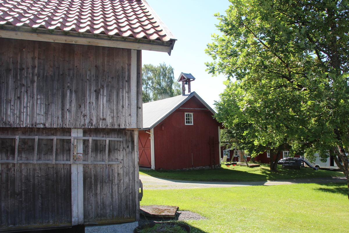 Klokketårnet på gården Bjørge søndre. Tårn med saltak på låven. Veldre, Ringsaker.