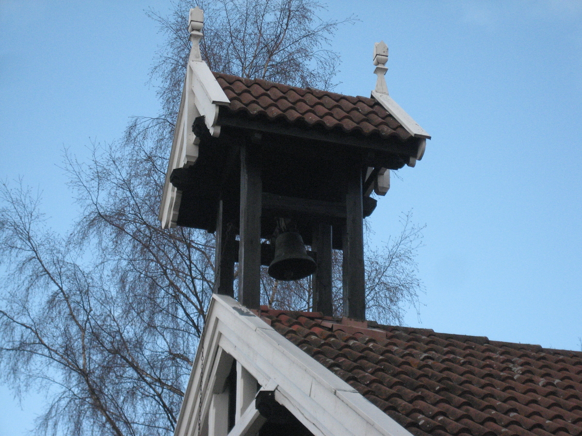 Klokketårnet på Gillund store har enkelt saltak og sveitserstildetaljer. Tårnet står på stabburet, og er i god stand. Klokketårnet er bygget i 1912, og vedlikeholdt rundt år 2000 (den opprinnelige stilen er beholdt). Det har ikke værhane.