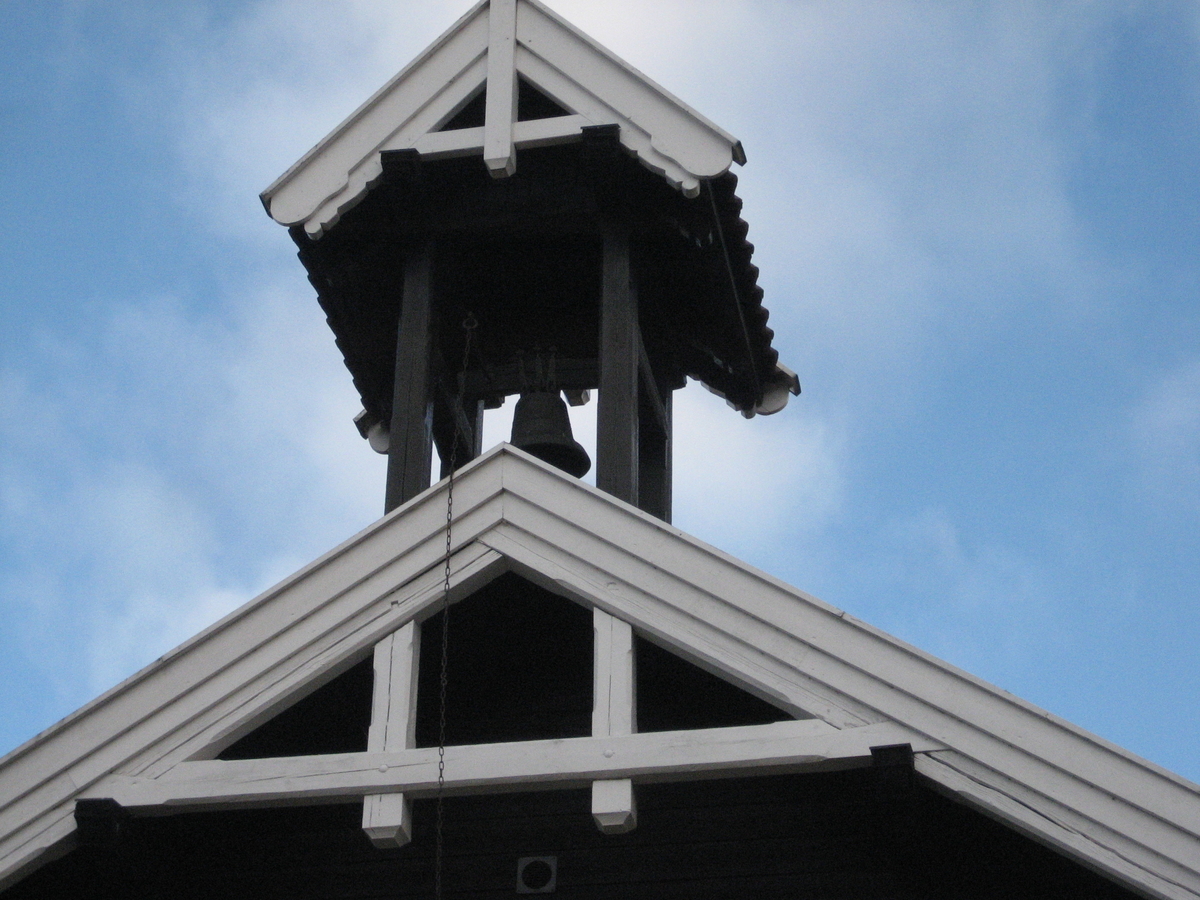 Klokketårnet på Gillund store har enkelt saltak og sveitserstildetaljer. Tårnet står på stabburet, og er i god stand. Klokketårnet er bygget i 1912, og vedlikeholdt rundt år 2000 (den opprinnelige stilen er beholdt). Det har ikke værhane.