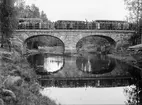 Deltagare i Upplands fornminnesförenings höstutflykt samlade på landsvägsbron över Olandsån vid Ledsundet