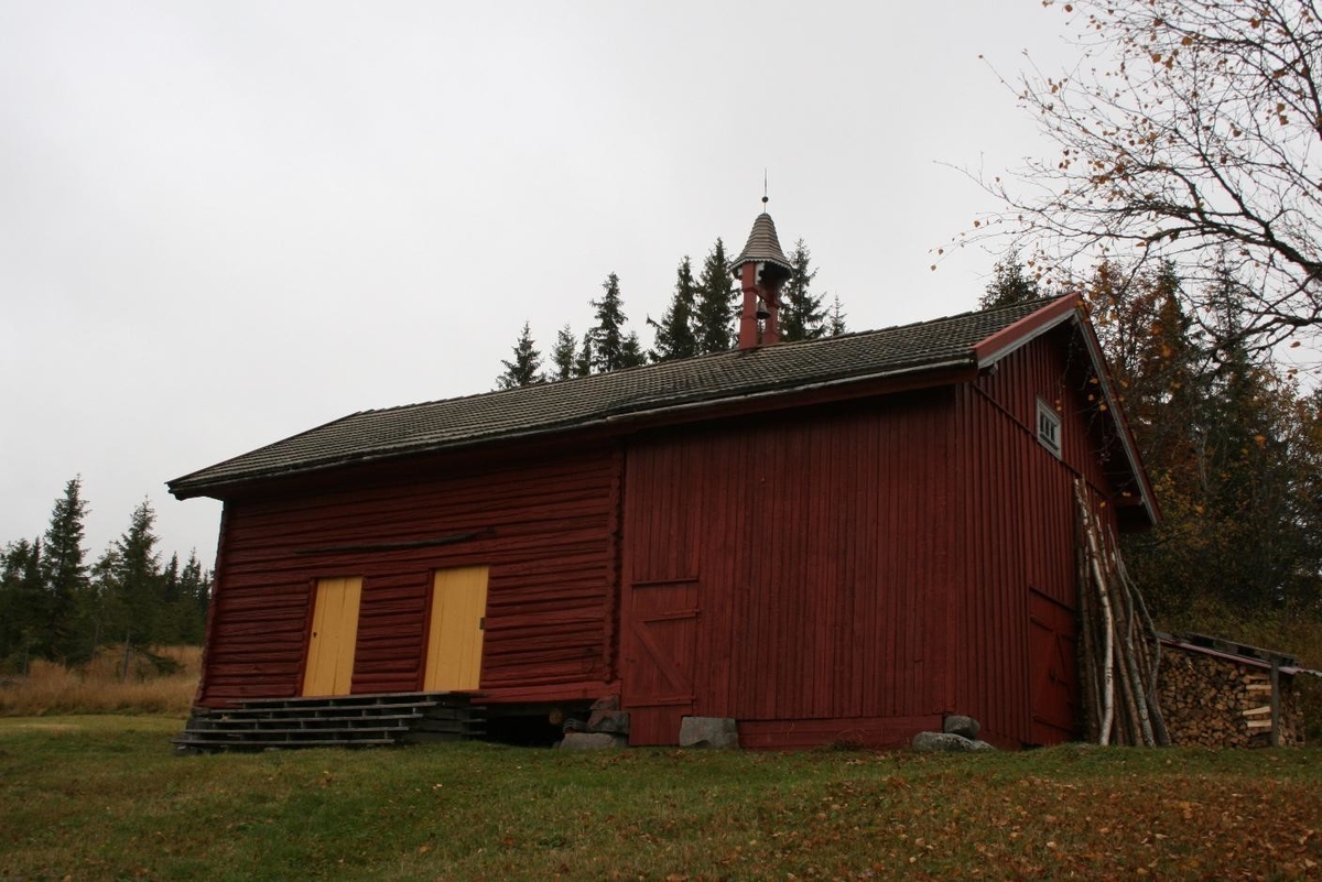 Høyreist klokketårn midt på stabburet. I god stand. Tårnet har sveitserstildetaljer og er tekket med tre. Tårnet ble bygget helt nytt i 1998 og inspirasjonen ble hentet fra Sørlien og Sørhaugen. Om det tidligere var klokke og klokketårn på gården vites ikke. 
I dag blir klokken brukt i forbindelse med pinse.