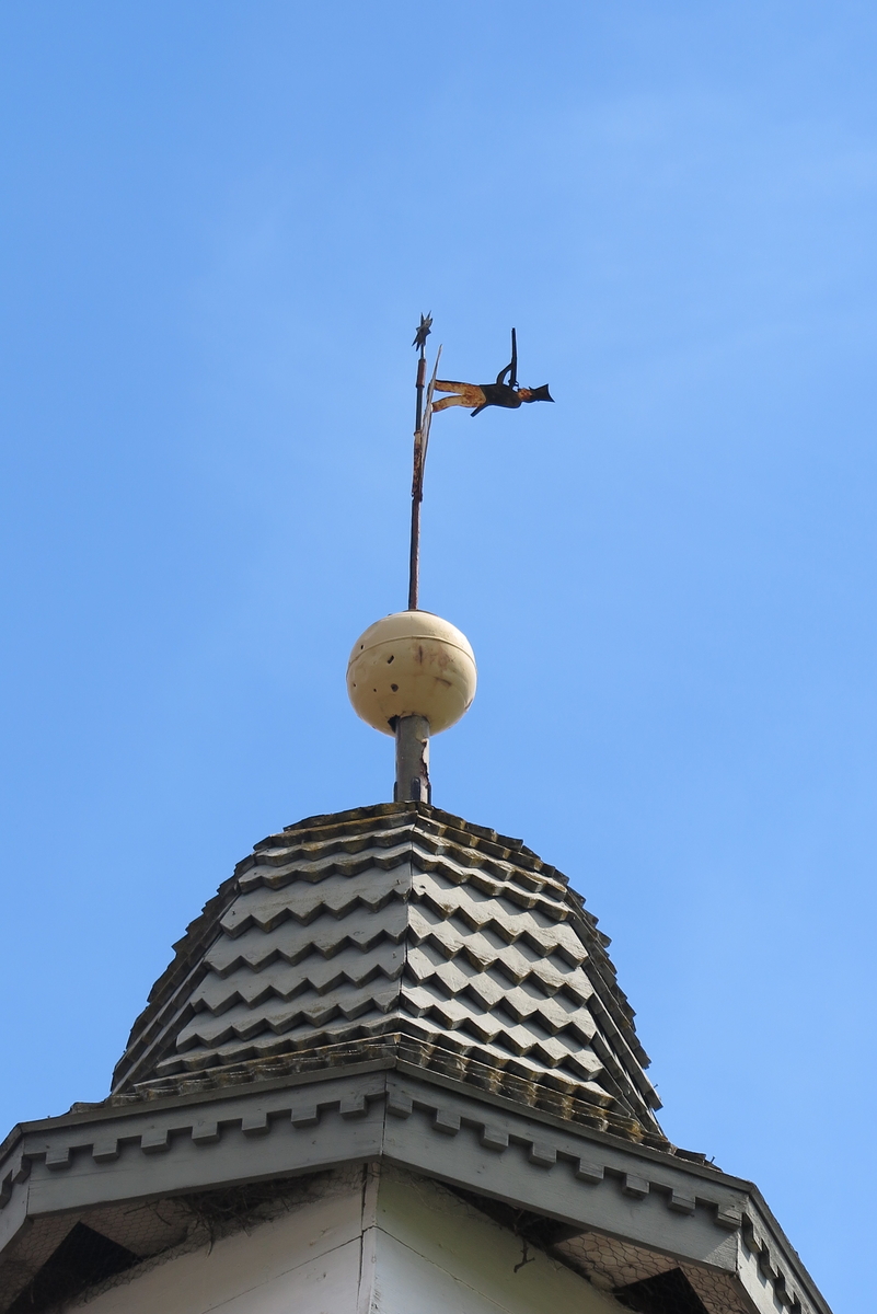 Klokketårn i empire-/klassisisme-stil med hjelmtak tekt med tre. Klokketårnet står på stabburet, og er god stand. Stabburet ble flyttet innad på tunet og restaurert ca. 2010. Værhanen har initialene «CW» og årstallet 1841 påskrevet. CW står for Christian Wold. 1841 er mulig byggeår for stabburet. Værhanen er utsmykket med en soldat. Tårnet er sannsynligvis bygget av en lokal snekker.