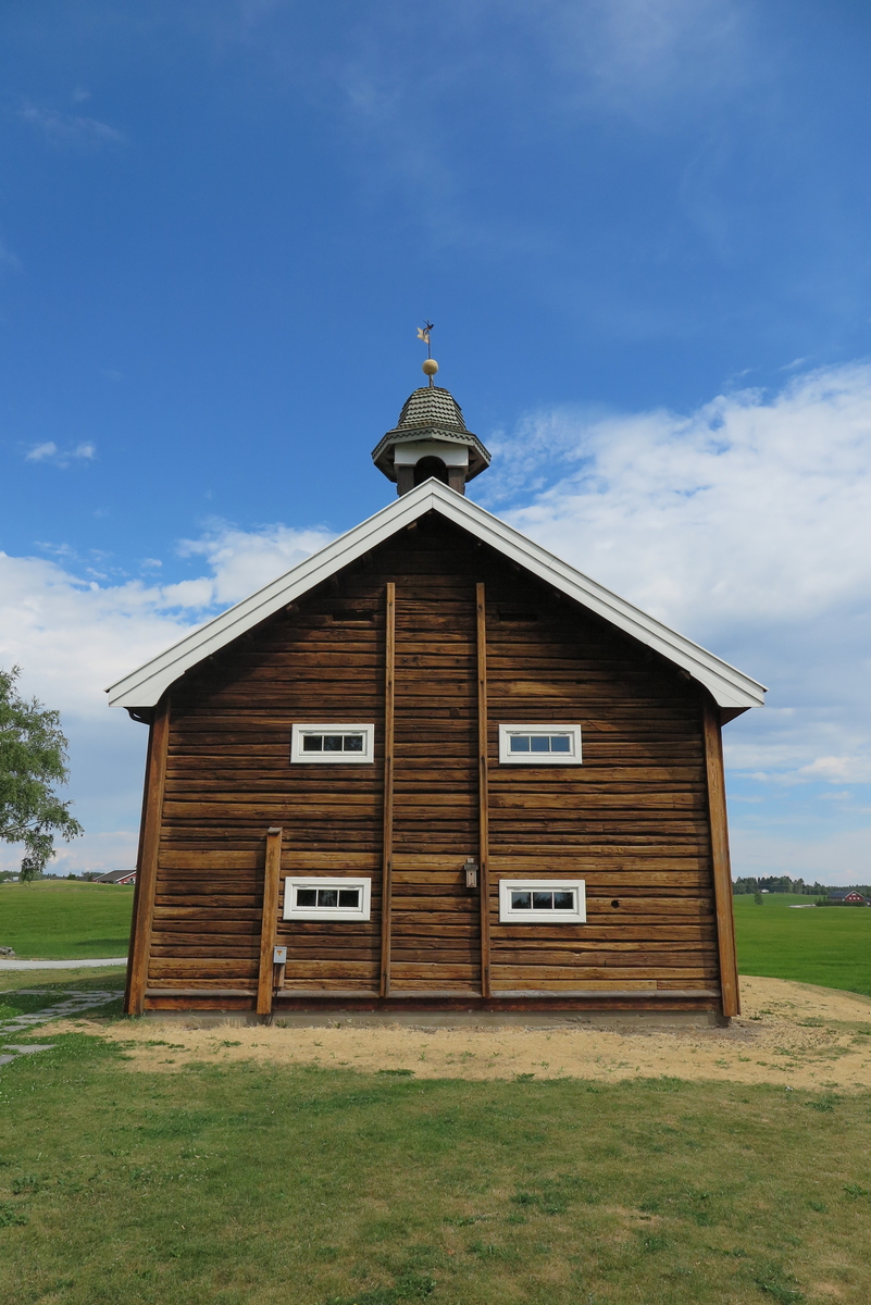 Klokketårn i empire-/klassisisme-stil med hjelmtak tekt med tre. Klokketårnet står på stabburet, og er god stand. Stabburet ble flyttet innad på tunet og restaurert ca. 2010. Værhanen har initialene «CW» og årstallet 1841 påskrevet. CW står for Christian Wold. 1841 er mulig byggeår for stabburet. Værhanen er utsmykket med en soldat. Tårnet er sannsynligvis bygget av en lokal snekker.