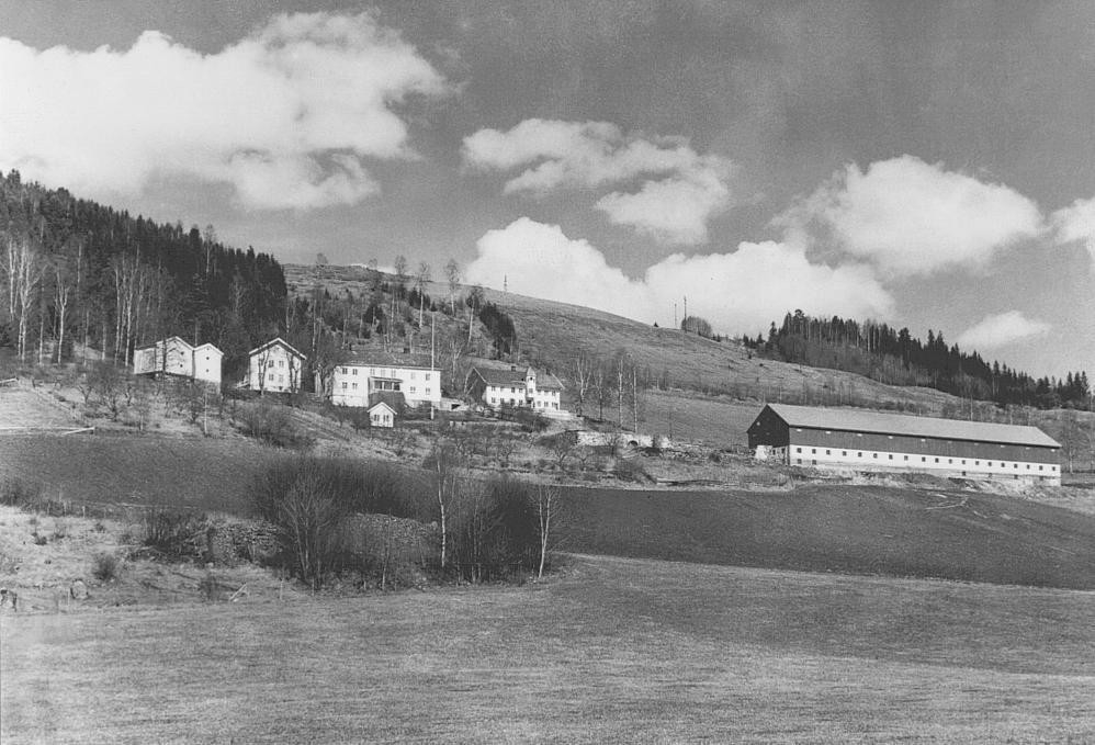 Klokketårnet på Berg Store (Nordberg) har telttak. Det står på et bolighus på tunet. Dette bolighuset er bygget i 1912. Trolig er dette bygget den drengestuen som boken Slekter og gårder i Brøttum sogn (1965, s. 38) referer til. Klokketårnet har både urverk med tallskive og matklokke. Tårnet er i god stand, og er ikke blitt forandret. Værhanen har årstallet 1912 påskrevet. Dette året ble bygningen som tårnet står på, satt opp. Klokken har følgende inskripsjon: «Bekostet af Marthinus og Agnethe Berg Aar 1841». Klokken er 34 cm høy. Diameteren er 45 cm. 
Et bilde fra 1876 viser et annet klokketårn på gården. Dette stod på en bygning som i dag må være revet eller flyttet. Tårnet hadde hjelmformet eller buet telttak. Kanskje kan det være bygd i 1841, ettersom klokken i det nye tårnet er laget dette året.