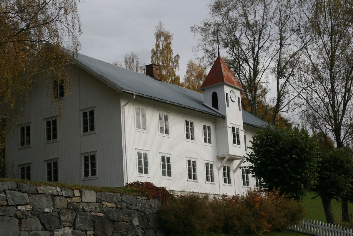 Klokketårnet på Berg Store (Nordberg) har telttak. Det står på et bolighus på tunet. Dette bolighuset er bygget i 1912. Trolig er dette bygget den drengestuen som boken Slekter og gårder i Brøttum sogn (1965, s. 38) referer til. Klokketårnet har både urverk med tallskive og matklokke. Tårnet er i god stand, og er ikke blitt forandret. Værhanen har årstallet 1912 påskrevet. Dette året ble bygningen som tårnet står på, satt opp. Klokken har følgende inskripsjon: «Bekostet af Marthinus og Agnethe Berg Aar 1841». Klokken er 34 cm høy. Diameteren er 45 cm. 
Et bilde fra 1876 viser et annet klokketårn på gården. Dette stod på en bygning som i dag må være revet eller flyttet. Tårnet hadde hjelmformet eller buet telttak. Kanskje kan det være bygd i 1841, ettersom klokken i det nye tårnet er laget dette året.