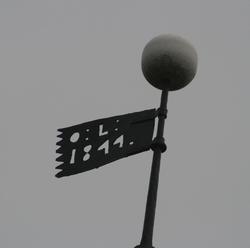 På Sørlien er klokketårnet plassert på stabburet og har svei