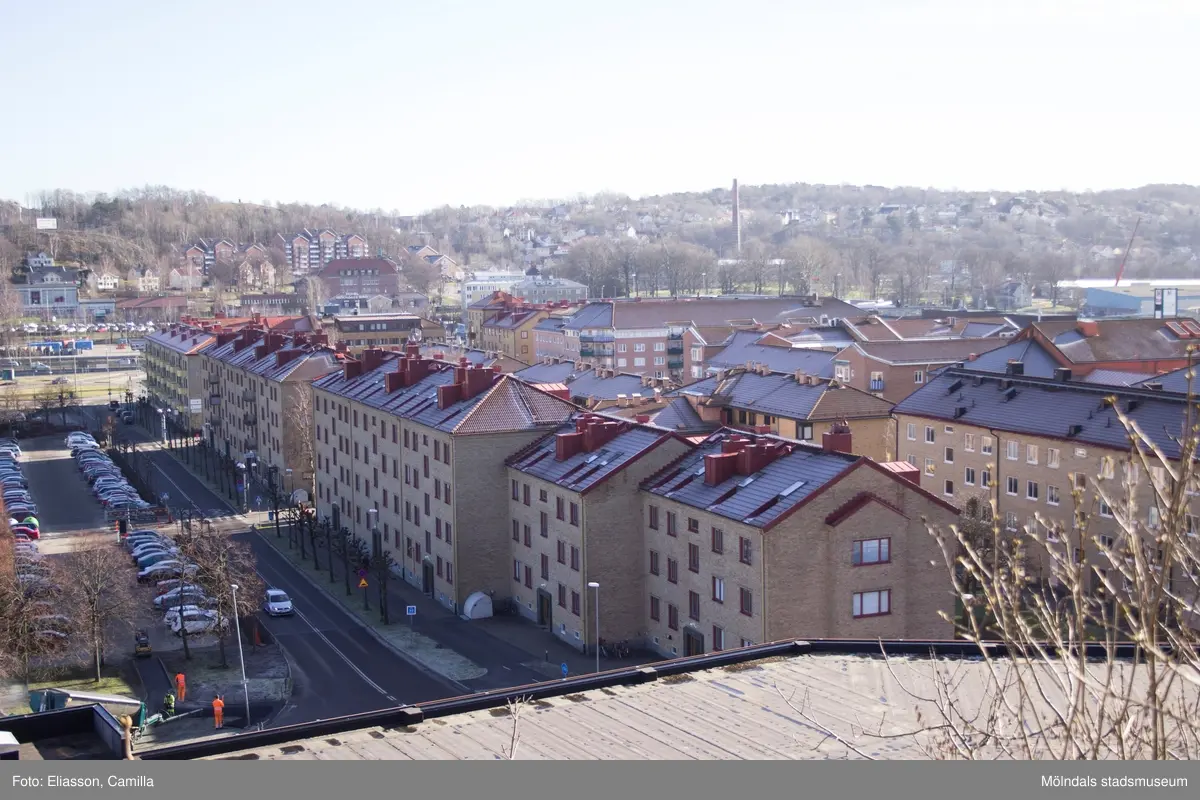 Vy från Fässbergs kyrka österut mot Tempelgatan, år 2015. Bild 1-2: lägenheter utmed Tempelgatan. I fonden från vänster ser man det röda flerbostadsområdet Silverskatten, Kvarnbyskolan, Papyrusskorstenen samt Mölndals Kvarnby. Bild 3: från vänster Knarrhögsgatan, Stadshusparken och Tempelgatan. Bild 4: Knarrhögsgatan och Stadshusparken. Dokumentation av platsen innan rivning och nybyggnation.