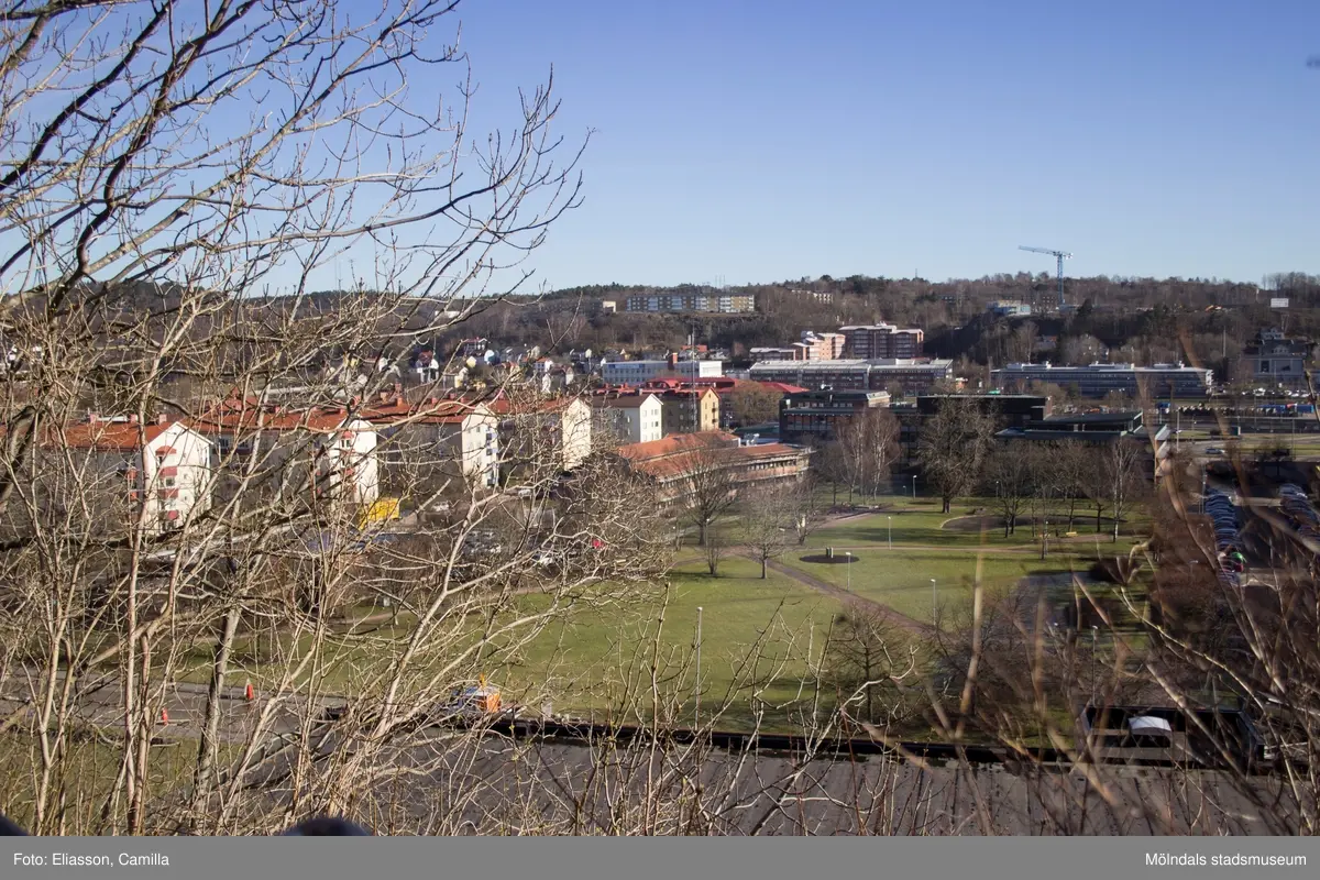 Vy från Fässbergs kyrka österut mot Tempelgatan, år 2015. Bild 1-2: lägenheter utmed Tempelgatan. I fonden från vänster ser man det röda flerbostadsområdet Silverskatten, Kvarnbyskolan, Papyrusskorstenen samt Mölndals Kvarnby. Bild 3: från vänster Knarrhögsgatan, Stadshusparken och Tempelgatan. Bild 4: Knarrhögsgatan och Stadshusparken. Dokumentation av platsen innan rivning och nybyggnation.
