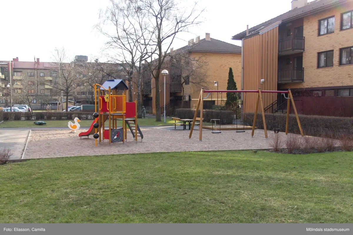 Innergård mellan Bergmansgatan och Tempelgatan, år 2015. Bild 6: innergård bakom Bergmansgatan. Bild 7: innergård bakom Tempelgatan. Dokumentation av platsen innan rivning och nybyggnation.