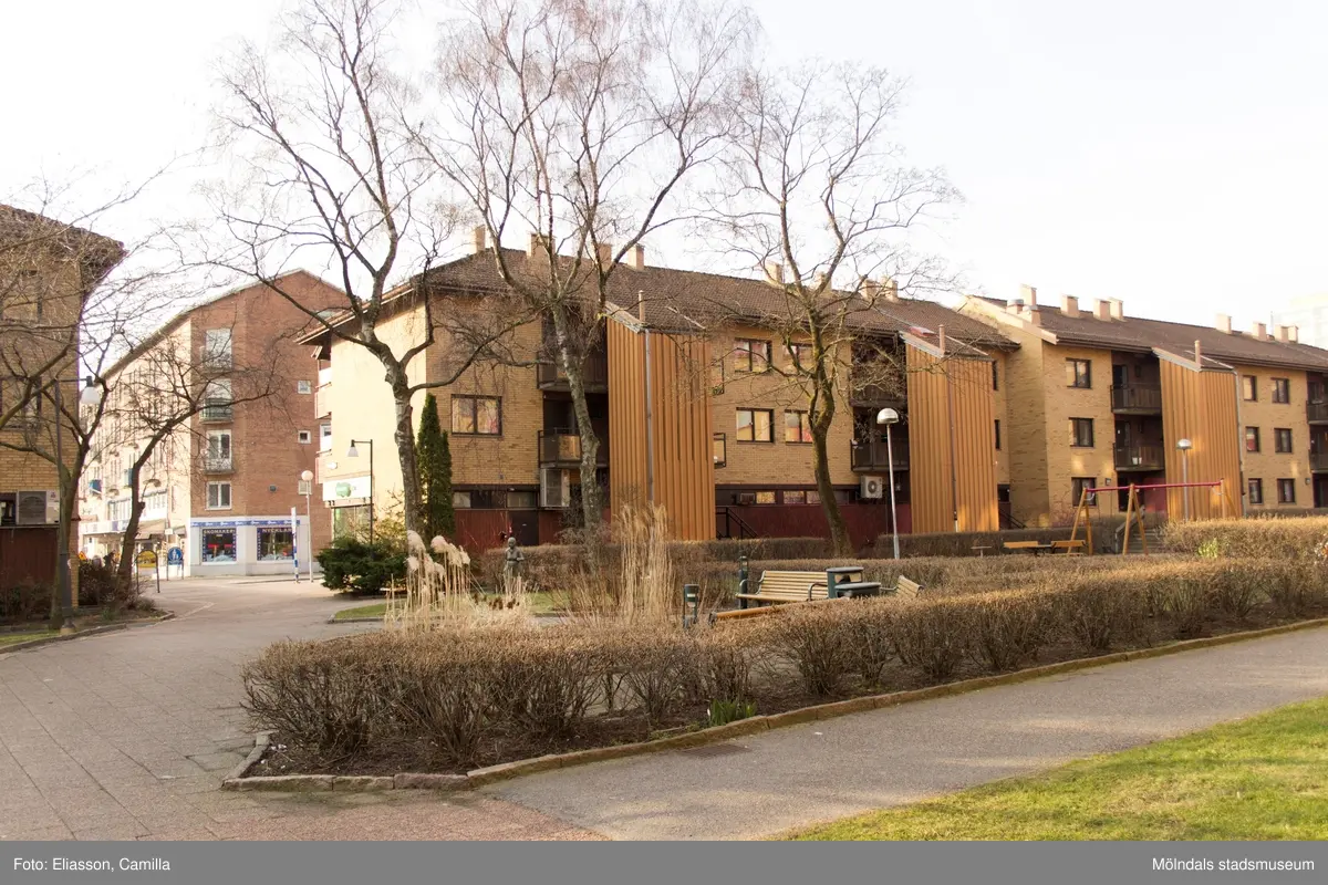 Innergård mellan Bergmansgatan och Tempelgatan, år 2015. Bild 6: innergård bakom Bergmansgatan. Bild 7: innergård bakom Tempelgatan. Dokumentation av platsen innan rivning och nybyggnation.