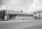 Vy mot Östergötlands museum 1945. Vid tiden för bilden är museibyggnaden relativt ny. Efter segdragna turer hade det efterlängtade bygget kommit igång 1937. För ritningarna stod de unga arkitekterna Nils Ahrbom och Helge Zimdal. Som ett undantag från den funktionalistiska stilen fick bygganden den takrelief som löper över entrépartiet och hörsalen. Frisens skapare var skulptören Ivar Johansson. Museet kunde vidare invigas sommaren 1939 med närvaro av bland andra kronpring Gustaf Adolf.