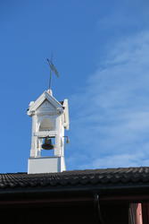 Klokketårnet på Klæpa har kryssformet saltak (lanterneform) 