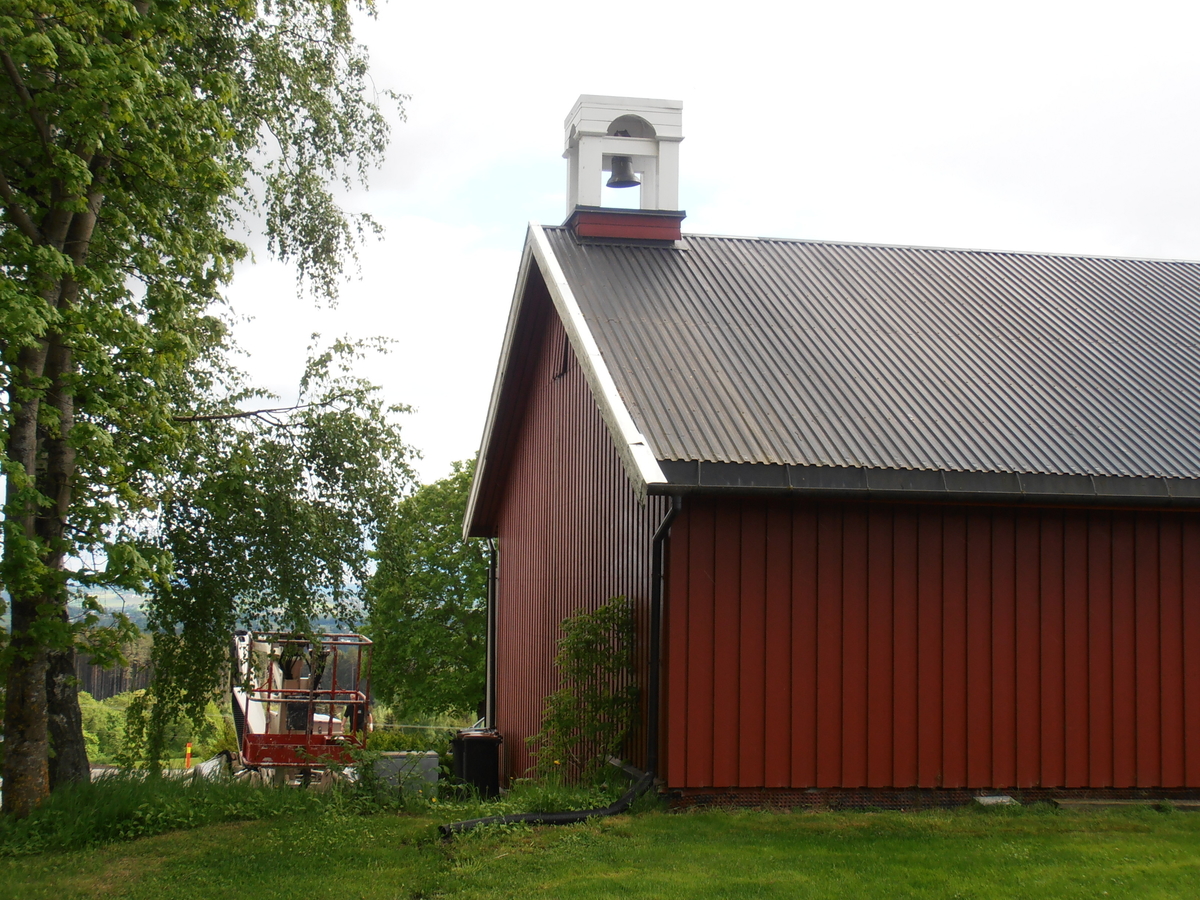 Dagens klokketårn står plassert på låven, etter en rivning av stabburet på gården. Det forrige tårnet kunne dateres til 1878. Klokketårnet har et telttak med svung, noe som understreker den ellers elegante formen på tårnet. Da stabbur og det gamle klokketårnet ble revet ble far til dagens eier brukt som mal for å vise dimensjonene på tårnet. Bildene viser et stort tårn hvor bare taket er på rundt 180 cm. 
Stilen til tårnet er en ren sveitserstil med helling mot empire. Som en avsluttende kant nedenfor takkanten er det laget en bord med dekor. Dagens tårn er tekket i kobber i vannrette striper, noe som gir inntrykk av å være trespon. 
Matklokka på gården kan dateres til 1816, at det derfor har vært et tårn tidligere er derfor grunn til å tro. På gården har klokka i stor grad blitt benyttet som matklokke, men også til å varsle om ulykker. Den blir også brukt hver Pinse, en lang tradisjon på gården. 
Tårnets konstruksjon er hvit, med grønn og rød dekor.