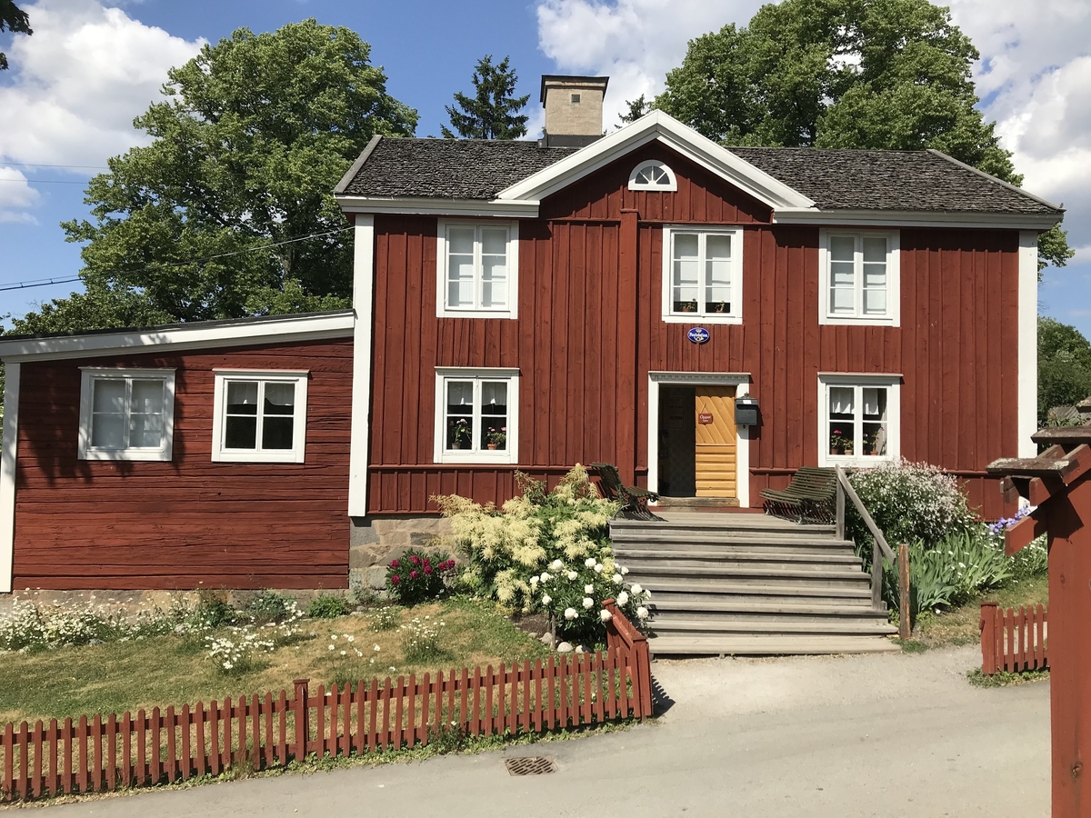 Posthuset är knuttimrat i två våningar och, med undantag av tillbyggnaden, klätt med locklistpanel. Fasaden är målad med röd slamfärg. Knutarna är inklädda med ljust målade brädor. Byggnaden har sadeltak belagt med takspån. Trappan är rekonstruerad på Skansen med utgångspunkt i ett äldre fotografi från ursprunglig plats. På baksidan finns en köksingång.
Posthuset flyttades till Skansen 1962 från Virserums samhälle i Småland.