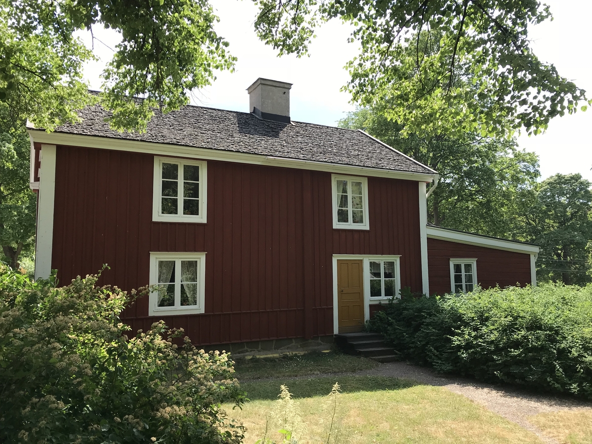 Posthuset är knuttimrat i två våningar och, med undantag av tillbyggnaden, klätt med locklistpanel. Fasaden är målad med röd slamfärg. Knutarna är inklädda med ljust målade brädor. Byggnaden har sadeltak belagt med takspån. Trappan är rekonstruerad på Skansen med utgångspunkt i ett äldre fotografi från ursprunglig plats. På baksidan finns en köksingång.
Posthuset flyttades till Skansen 1962 från Virserums samhälle i Småland.
