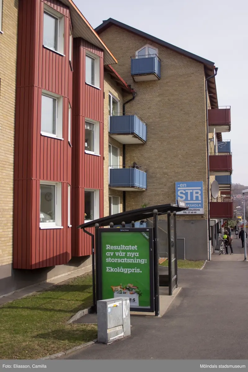 Bergmansgatan västerut, år 2015. Bild 1: fastigheten Gråsejen 6 (1), Bergmansgatan. Hörnet mot Storgatan samt en busskur. Bild 2-4: till vänster Gråsejen 6 (1), till höger Hajen 2. Bild 5: Bergmansgatan 22-20. Bild 6: Mölndals Låsservice på Bergmansgatan 22. Bild 7: Café Kaffebubblan på Bergmansgatan 18. Dokumentation av platsen innan rivning och nybyggnation.