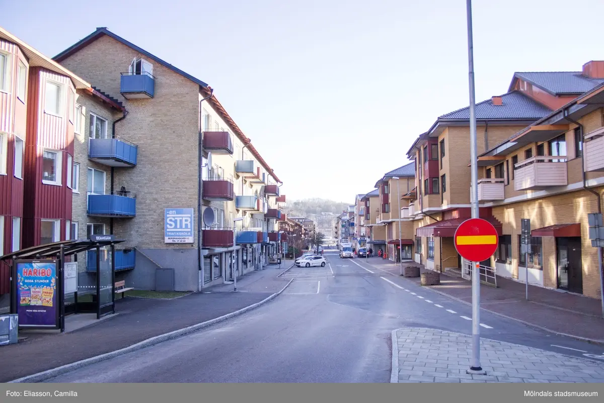 Bergmansgatan västerut, år 2015. Bild 1: fastigheten Gråsejen 6 (1), Bergmansgatan. Hörnet mot Storgatan samt en busskur. Bild 2-4: till vänster Gråsejen 6 (1), till höger Hajen 2. Bild 5: Bergmansgatan 22-20. Bild 6: Mölndals Låsservice på Bergmansgatan 22. Bild 7: Café Kaffebubblan på Bergmansgatan 18. Dokumentation av platsen innan rivning och nybyggnation.