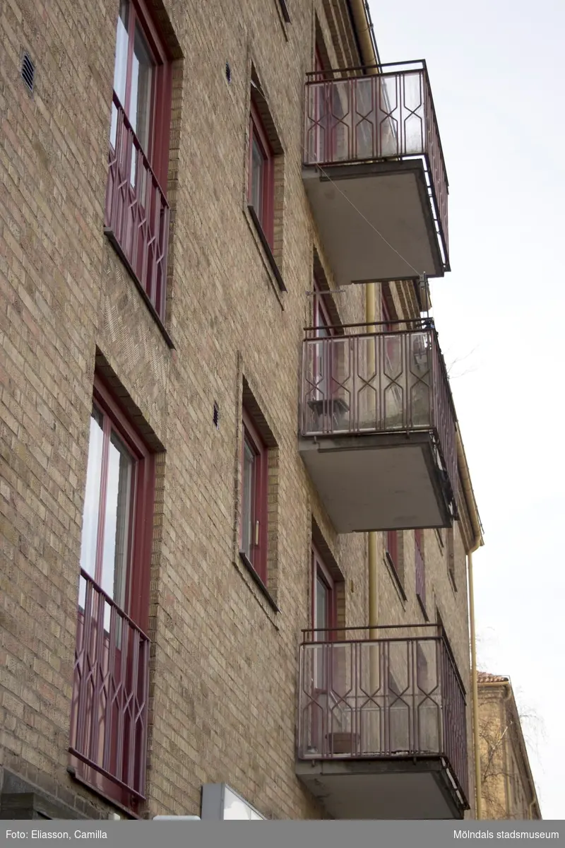 Tempelgatan, år 2015. Bild 1: entrédörr till Tempelgatan 5D. Bild 2: närbild av samma entrédörr. Bild 3: entrédörr till Tempelgatan 3B. Bild 4: balkonger på byggnaden. Dokumentation av platsen innan rivning och nybyggnation.