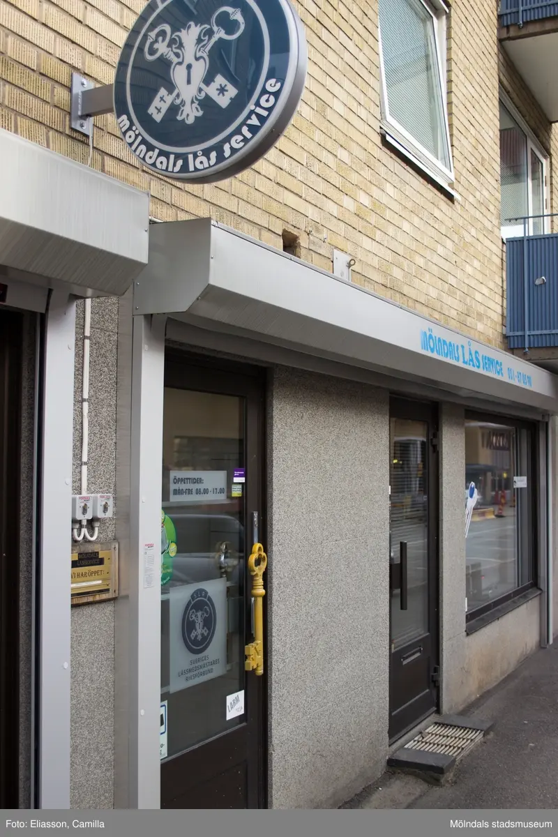 Bergmansgatan västerut, år 2015. Bild 1: fastigheten Gråsejen 6 (1), Bergmansgatan. Hörnet mot Storgatan samt en busskur. Bild 2-4: till vänster Gråsejen 6 (1), till höger Hajen 2. Bild 5: Bergmansgatan 22-20. Bild 6: Mölndals Låsservice på Bergmansgatan 22. Bild 7: Café Kaffebubblan på Bergmansgatan 18. Dokumentation av platsen innan rivning och nybyggnation.