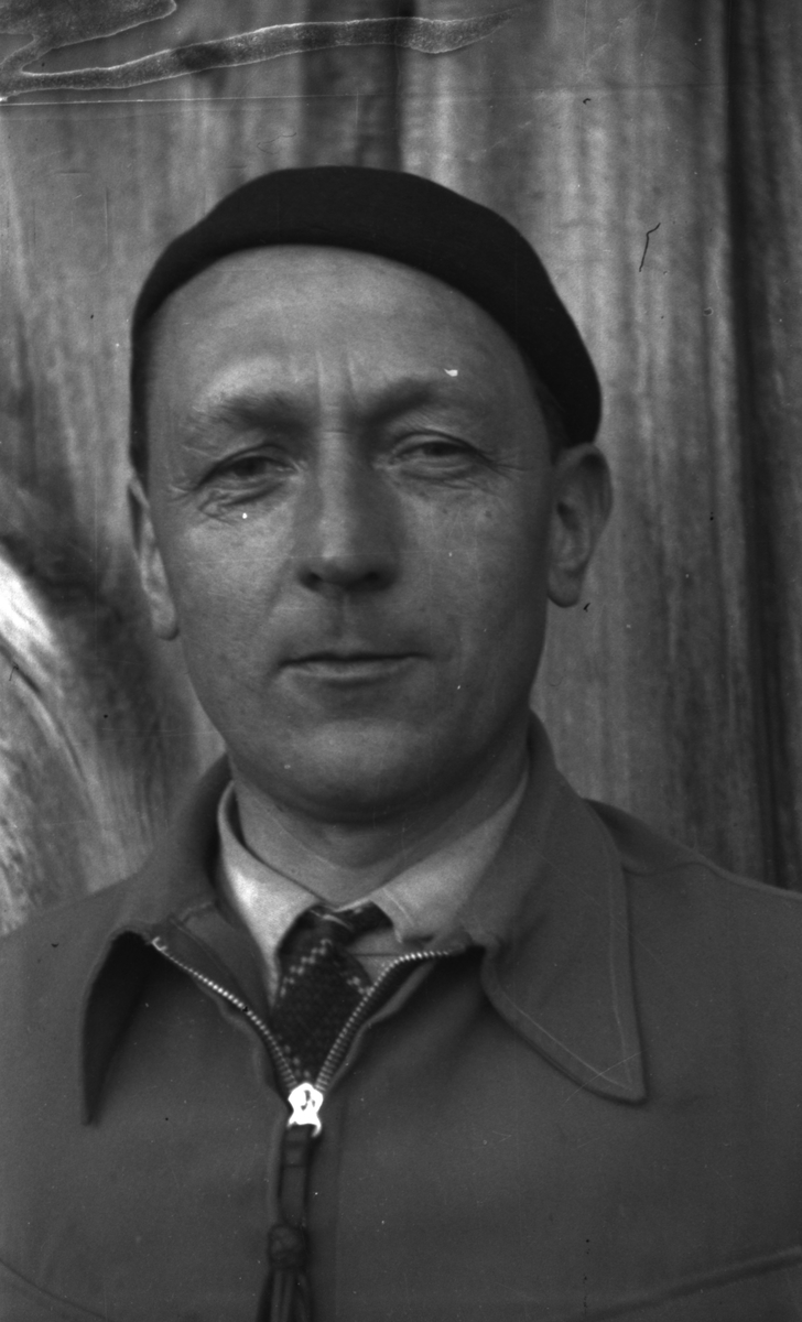 Wilhelm Hatleskog og Finn Johannessen på motorsykkeltur mellom Tau og Fiskå. Det er bilder fra en flokk med lam og sauer, en gård, et passasjerskip og landskapet. Wilhelm Hatleskog er på bilde 10 og 12 og Finn Johannessen er på bilde 5, 15 og 16.