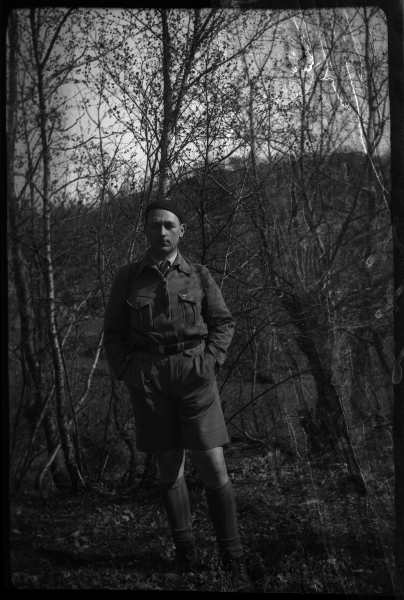 Wilhelm Hatleskog og Finn Johannessen på motorsykkeltur mellom Tau og Fiskå. Det er bilder fra en flokk med lam og sauer, en gård, et passasjerskip og landskapet. Wilhelm Hatleskog er på bilde 10 og 12 og Finn Johannessen er på bilde 5, 15 og 16.