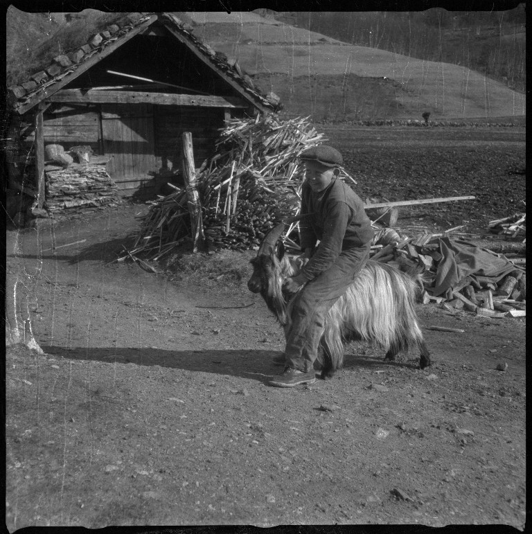 Frida Johannessen og familien Øyane ved noen gamle hus i Kvilldal. Det er også bilder av en guttegjeng på ski i Kvilldalsdalen og utsikten mot Kvilldal i Suldal.