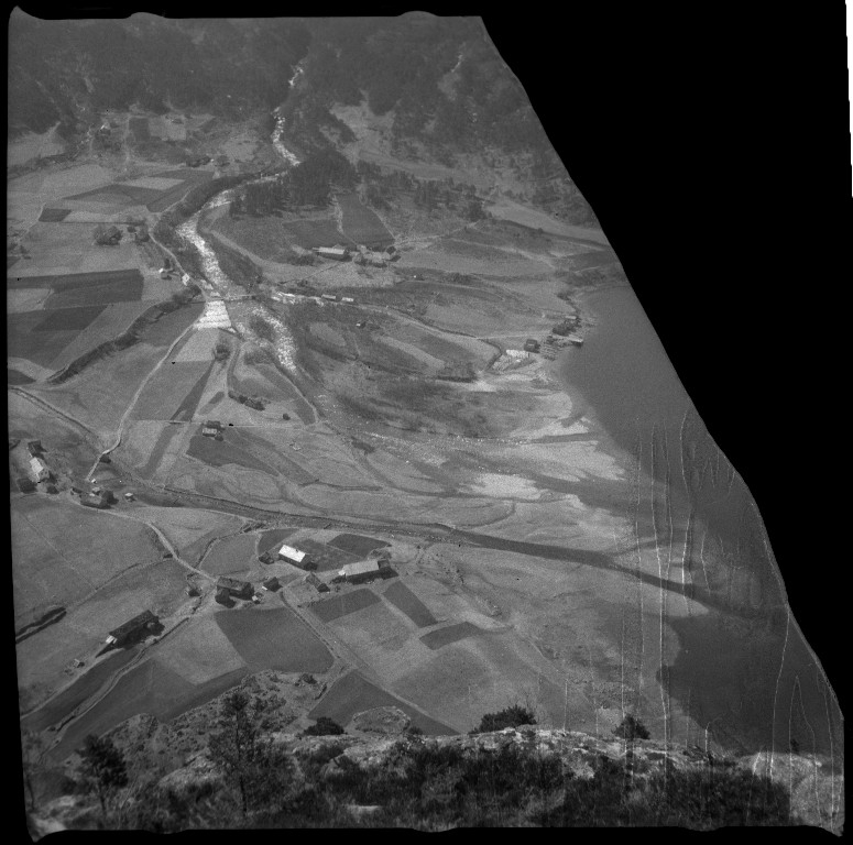 Frida Johannessen og familien Øyane ved noen gamle hus i Kvilldal. Det er også bilder av en guttegjeng på ski i Kvilldalsdalen og utsikten mot Kvilldal i Suldal.