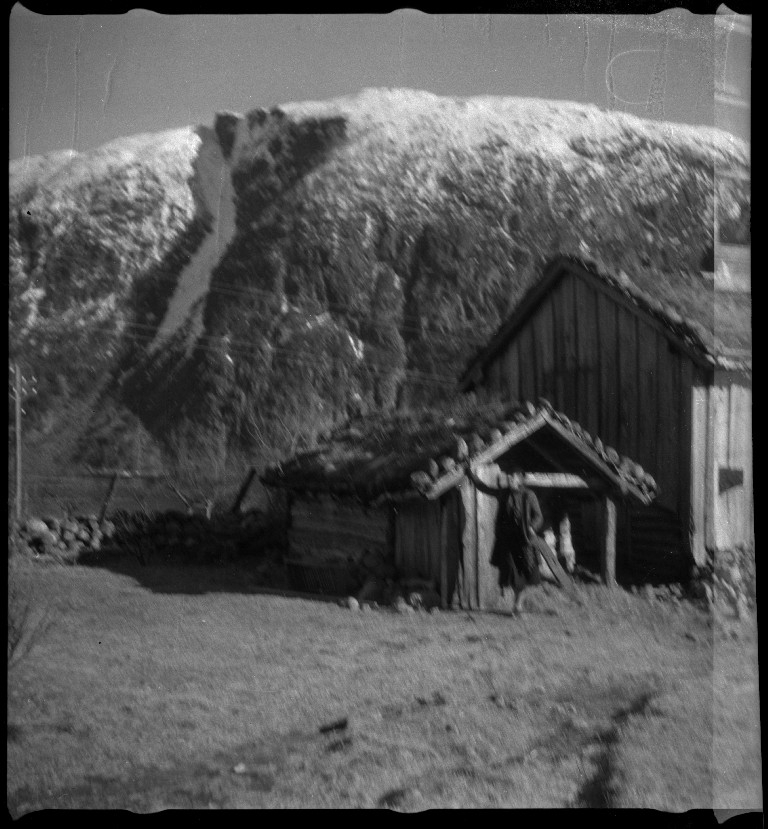 Frida Johannessen og familien Øyane ved noen gamle hus i Kvilldal. Det er også bilder av en guttegjeng på ski i Kvilldalsdalen og utsikten mot Kvilldal i Suldal.