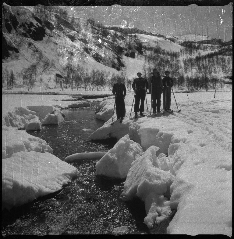 Frida Johannessen og familien Øyane ved noen gamle hus i Kvilldal. Det er også bilder av en guttegjeng på ski i Kvilldalsdalen og utsikten mot Kvilldal i Suldal.
