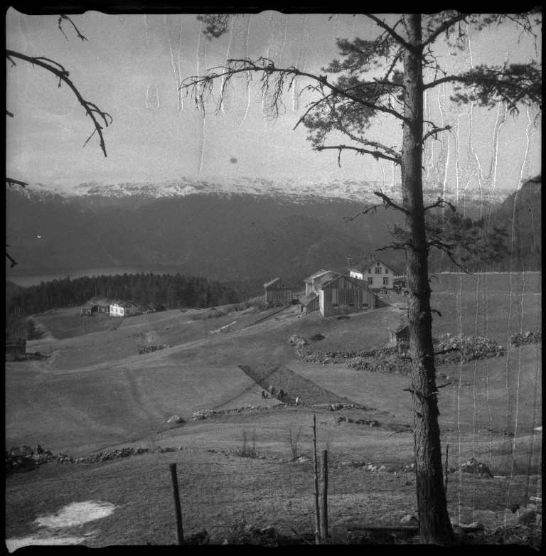 Frida Johannessen og familien Øyane ved noen gamle hus i Kvilldal. Det er også bilder av en guttegjeng på ski i Kvilldalsdalen og utsikten mot Kvilldal i Suldal.
