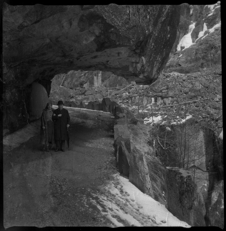 Frida Johannessen og familien Øyane ved noen gamle hus i Kvilldal. Det er også bilder av en guttegjeng på ski i Kvilldalsdalen og utsikten mot Kvilldal i Suldal.