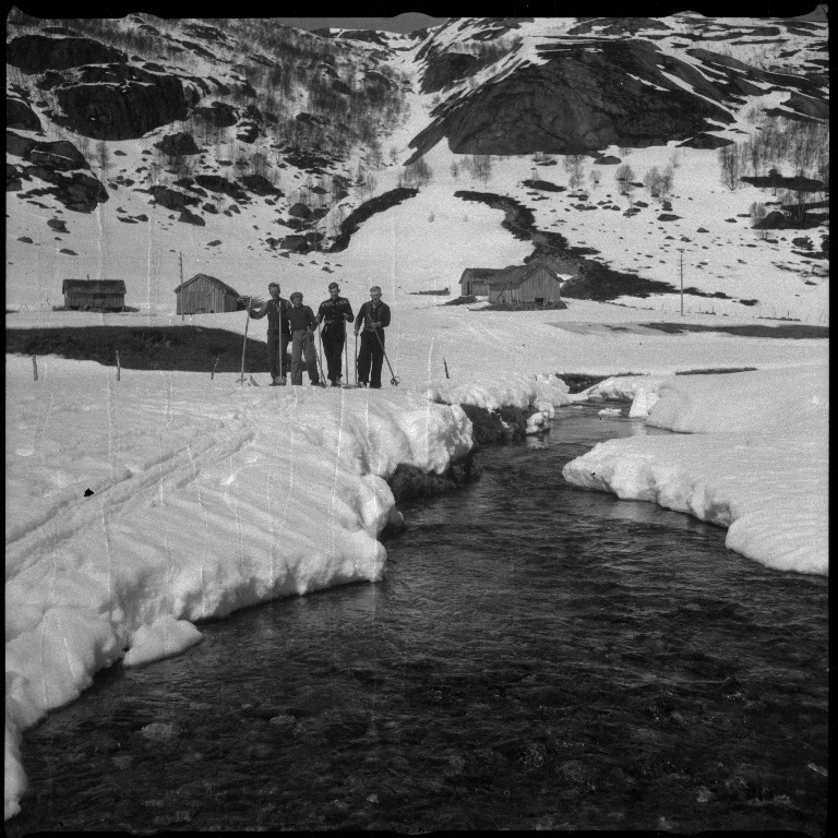 Frida Johannessen og familien Øyane ved noen gamle hus i Kvilldal. Det er også bilder av en guttegjeng på ski i Kvilldalsdalen og utsikten mot Kvilldal i Suldal.