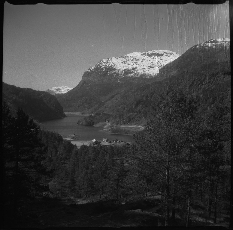 Frida Johannessen og familien Øyane ved noen gamle hus i Kvilldal. Det er også bilder av en guttegjeng på ski i Kvilldalsdalen og utsikten mot Kvilldal i Suldal.
