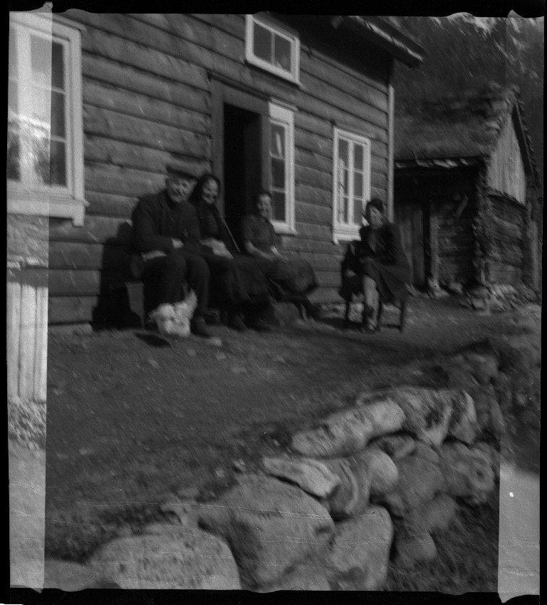 Frida Johannessen og familien Øyane ved noen gamle hus i Kvilldal. Det er også bilder av en guttegjeng på ski i Kvilldalsdalen og utsikten mot Kvilldal i Suldal.