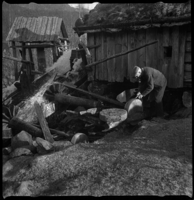 Frida Johannessen og familien Øyane ved noen gamle hus i Kvilldal. Det er også bilder av en guttegjeng på ski i Kvilldalsdalen og utsikten mot Kvilldal i Suldal.