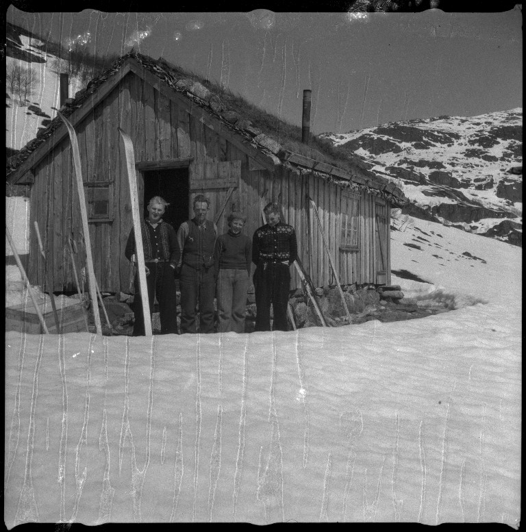 Frida Johannessen og familien Øyane ved noen gamle hus i Kvilldal. Det er også bilder av en guttegjeng på ski i Kvilldalsdalen og utsikten mot Kvilldal i Suldal.