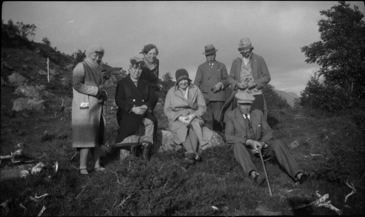 Reprofotografert bilde av en gruppe eldre menn og kvinner på utflukt. Frida Johannessen er nr. 3 fra venstre og Paul Johannessen sitter fremst i bildet.