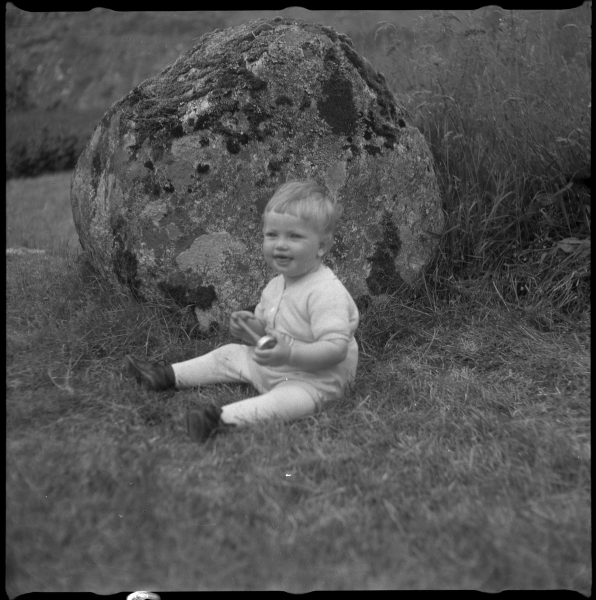 Bilder av familien Skjold fra Sauda i en hage og Oddvar Skjold som gutt på tur ved flere hytter og jettegryter i fjellet.