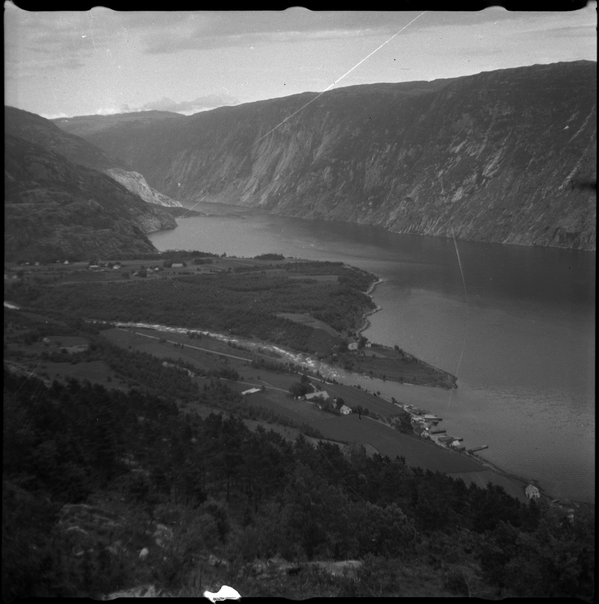 Bilder av familien Skjold fra Sauda i en hage og Oddvar Skjold som gutt på tur ved flere hytter og jettegryter i fjellet.