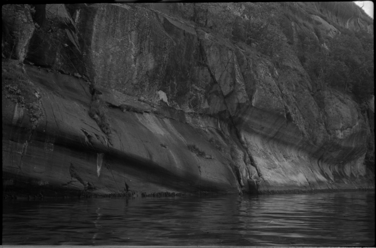Bilder av skuringsstriper i bergene ved Vadla i Jøsenfjorden (bilde 1-4), Aslaug Skjold fra Sauda (bilde 5), Frida og Paul Johannessen på tur ved Indre Eidane i Jøsenfjorden (bilde 6-13), gården Vadla, ved Jøsenfjorden (bilde 14), Espedalen og Helle ved Høgsfjorden (bilde 15-17), en mann, muligens Erik Nesheim, som sitter utenfor hytta si på Helle (bilde 18-19) og sandtak på Vadla og sandterasse ved Ørekvam, nord for Vadla.